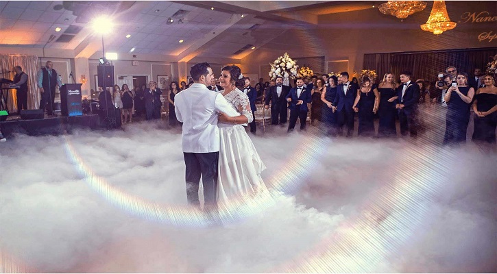 اهمیت داشتن دستگاه مه ساز و آبشار نور در عروسی